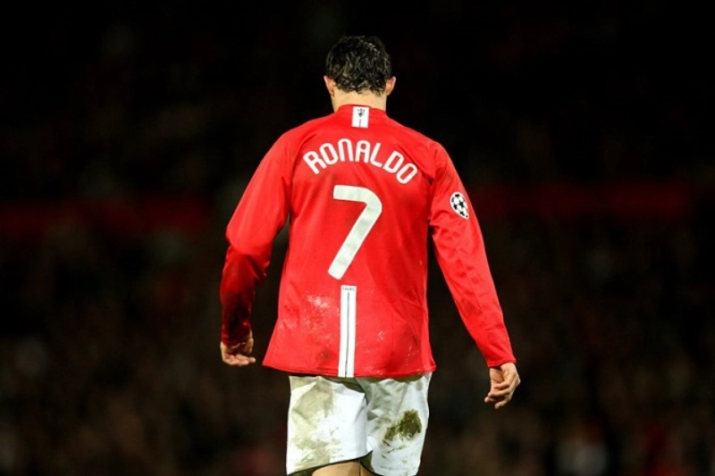 Chiếc áo số 7 gắn liền với Cristiano Ronaldo - Đối thủ của Messi